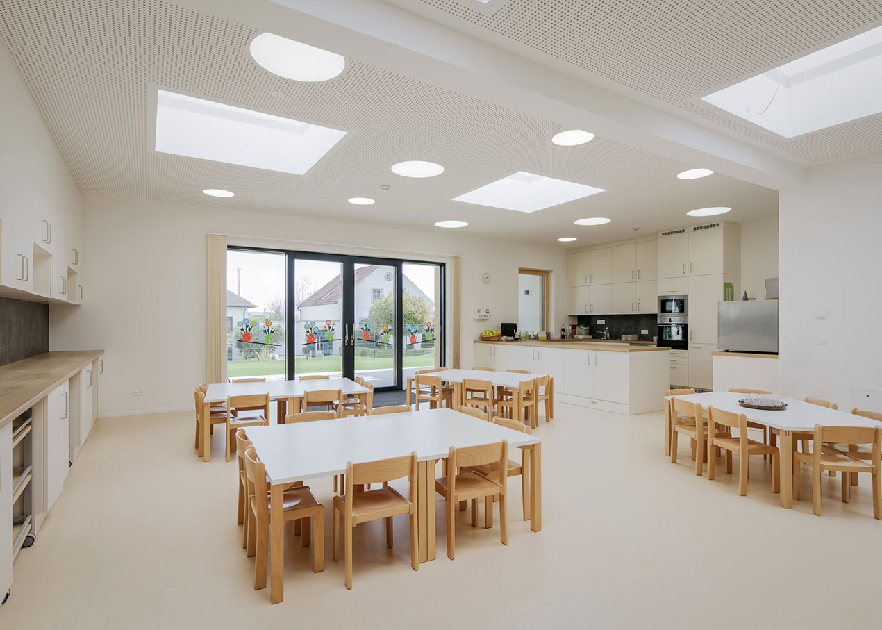 Große Aula mit Küche - Die Kinder kochen mit